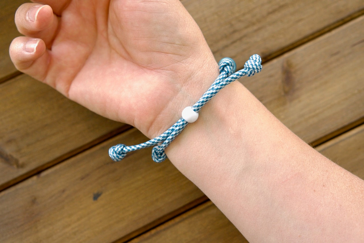 Unleash the strength of faith with our Mater Boni Consilii - Rosary Bracelet. Featuring a durable, premium paracord construction and vibrant blue & white colors, this rosary bracelet is an exceptional Catholic gift for your spiritual journey.