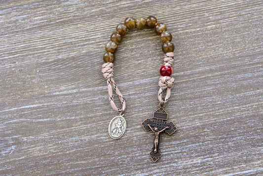 Experience the beauty of spiritual journeying with our new Heavenly Rose Pocket Paracord Rosary! Made from premium-quality paracord 550, featuring durable 12mm acrylic beads and a stunning visual contrast. Perfect for young Catholics seeking protection in their daily prayer. Shop Sanctus Servo's unbreakable rosaries now.